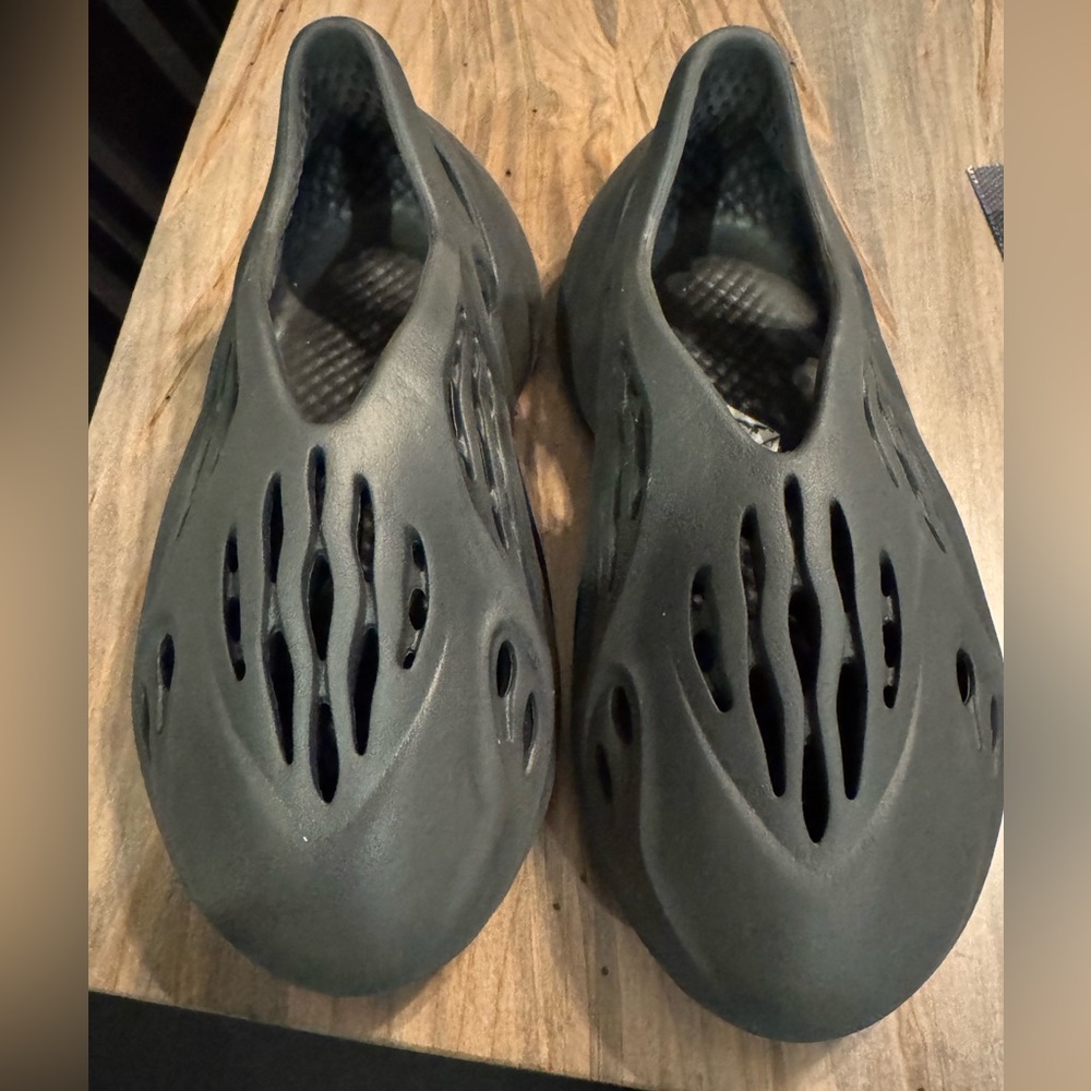 adidas Yeezy Foam RNR Carbon